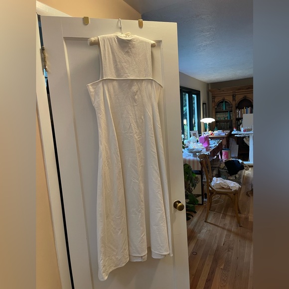 White dress - Picture 2 of 4